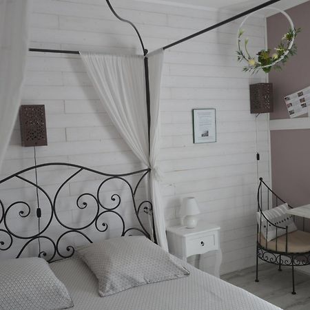 Au Coeur Du Bien Etre, chambre d'hôtes avec piscine chauffée et couverte, SPA, sauna, massages Monteaux Exterior foto