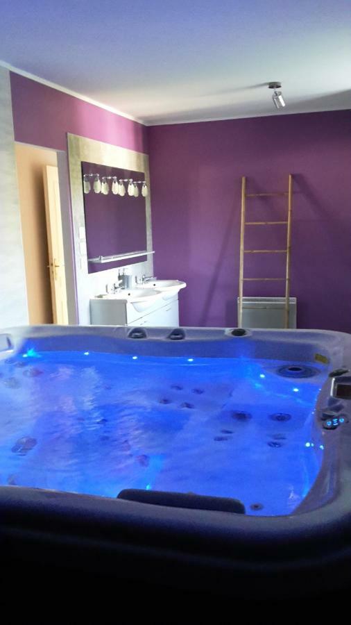 Au Coeur Du Bien Etre, chambre d'hôtes avec piscine chauffée et couverte, SPA, sauna, massages Monteaux Exterior foto